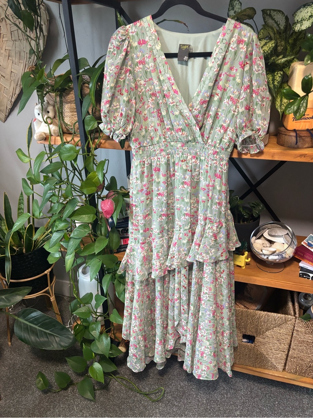 Women's Floral Printed V-Neck Green Tiered Midi Dress | Size 8